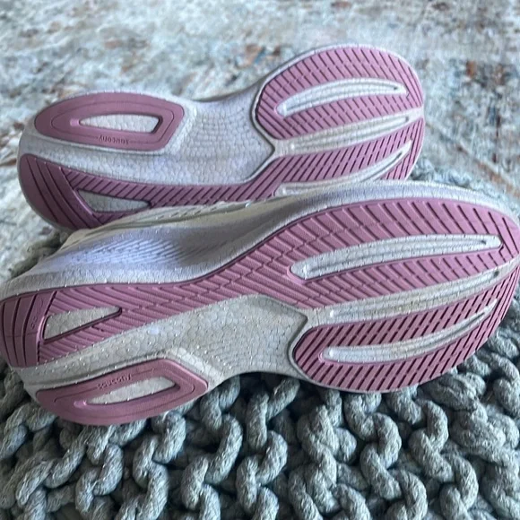 Saucony running shoes - Picture 2 of 4